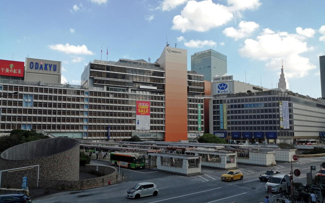 新宿駅西口。左手が解体工事が始まった小田急百貨店新宿店本館、右手が京王百貨店新宿店
