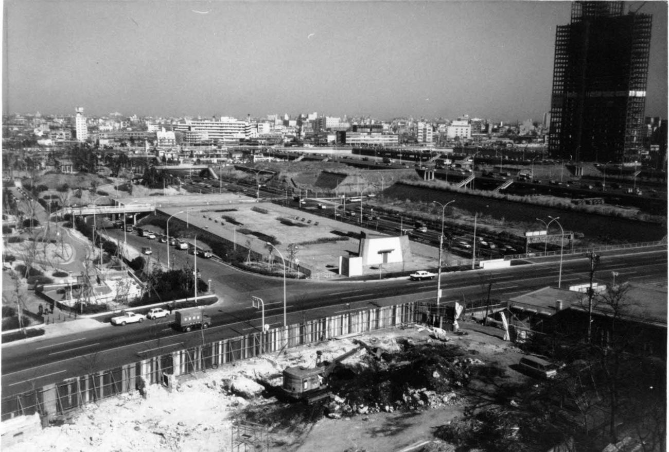 淀橋浄水場跡地に建設中の京王プラザホテル（右手）。1970年（新宿歴史博物館所蔵）