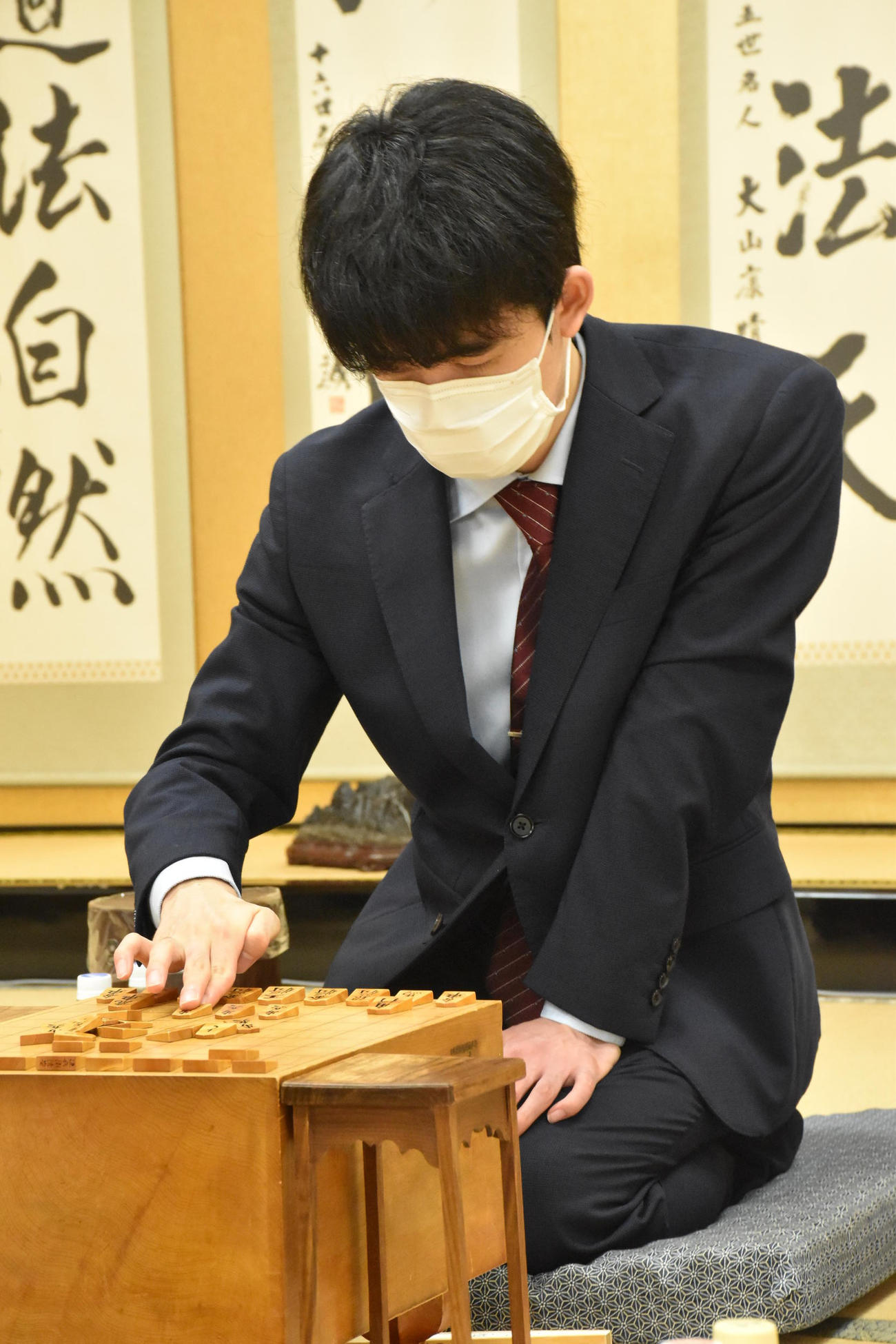 棋王戦戦決勝トーナメントに臨んだ藤井聡太竜王（日本将棋連盟提供）