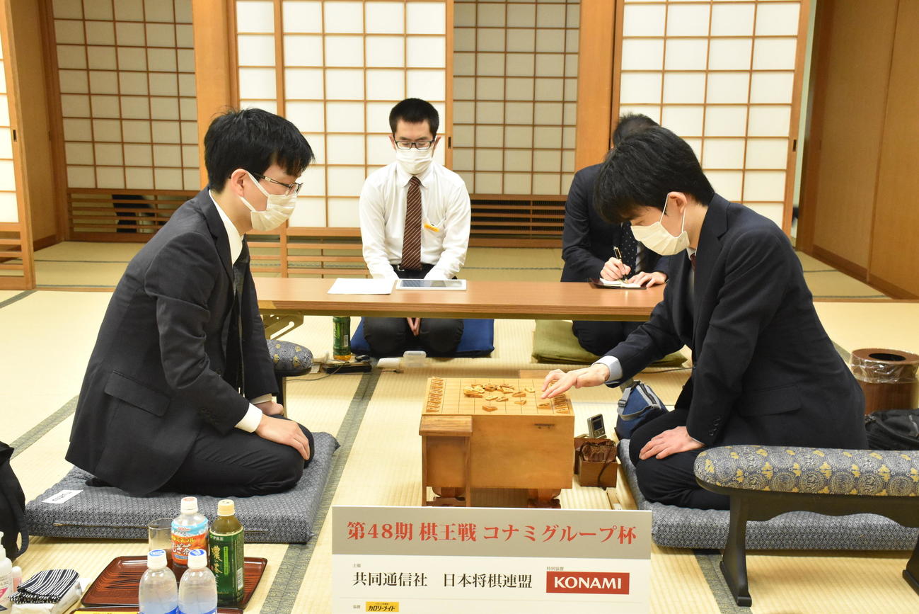 棋王戦戦決勝トーナメントに臨んだ豊島将之九段（左）、藤井聡太竜王（日本将棋連盟提供）