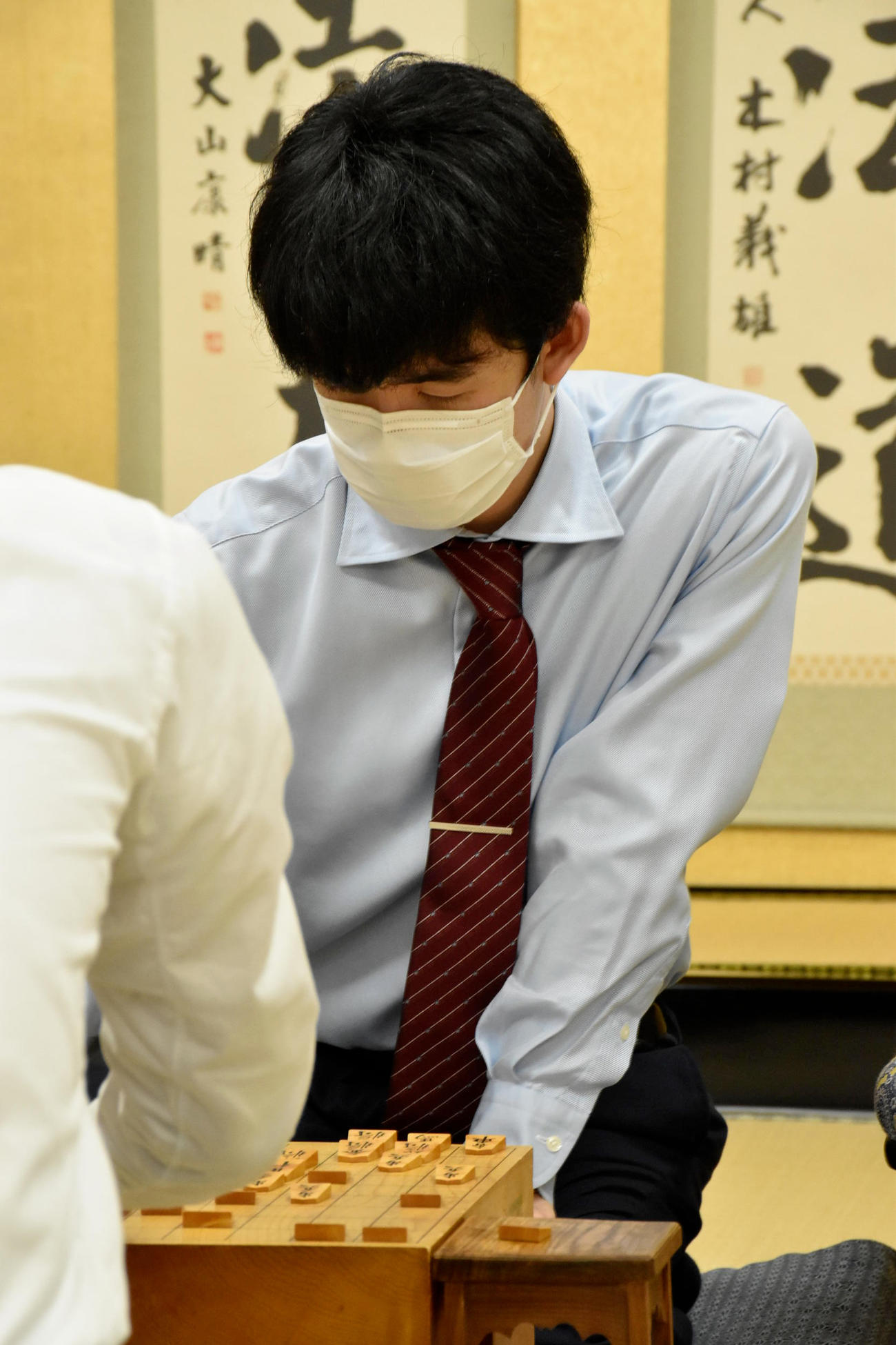 初のベスト4進出後、感想戦を行う藤井聡太竜王（日本将棋連盟提供）