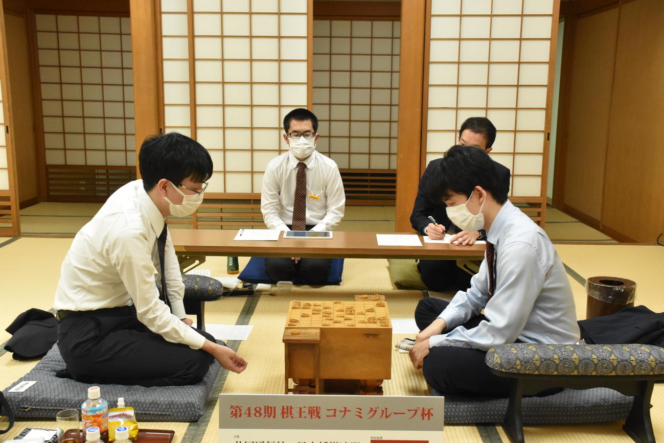 終局後、感想戦を行う豊島将之九段（左）、藤井聡太竜王（日本将棋連盟提供）
