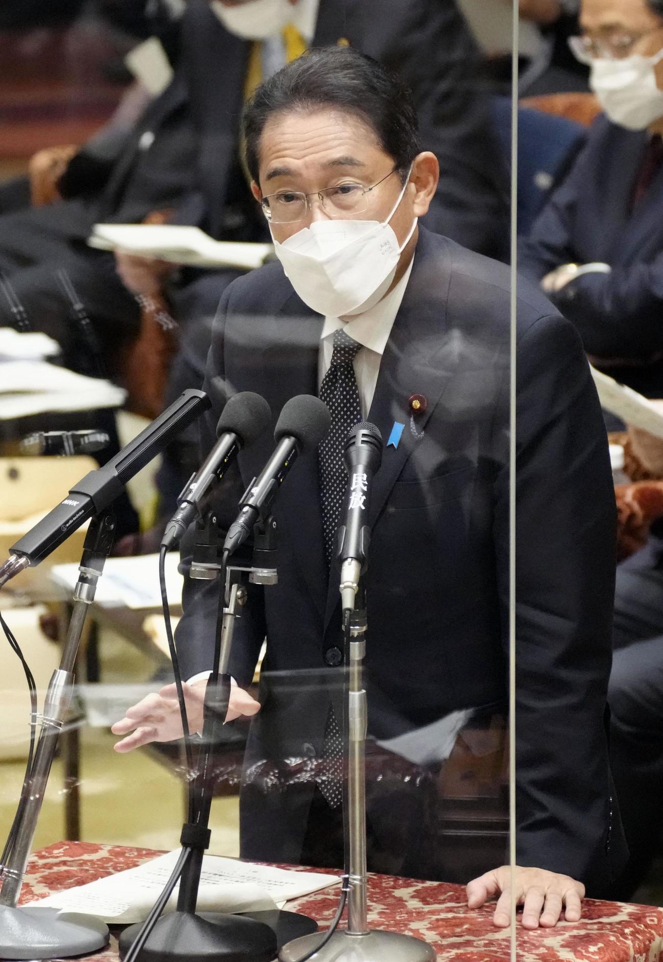 衆院予算委で、旧統一教会を巡る問題の質問に答える岸田首相（共同）