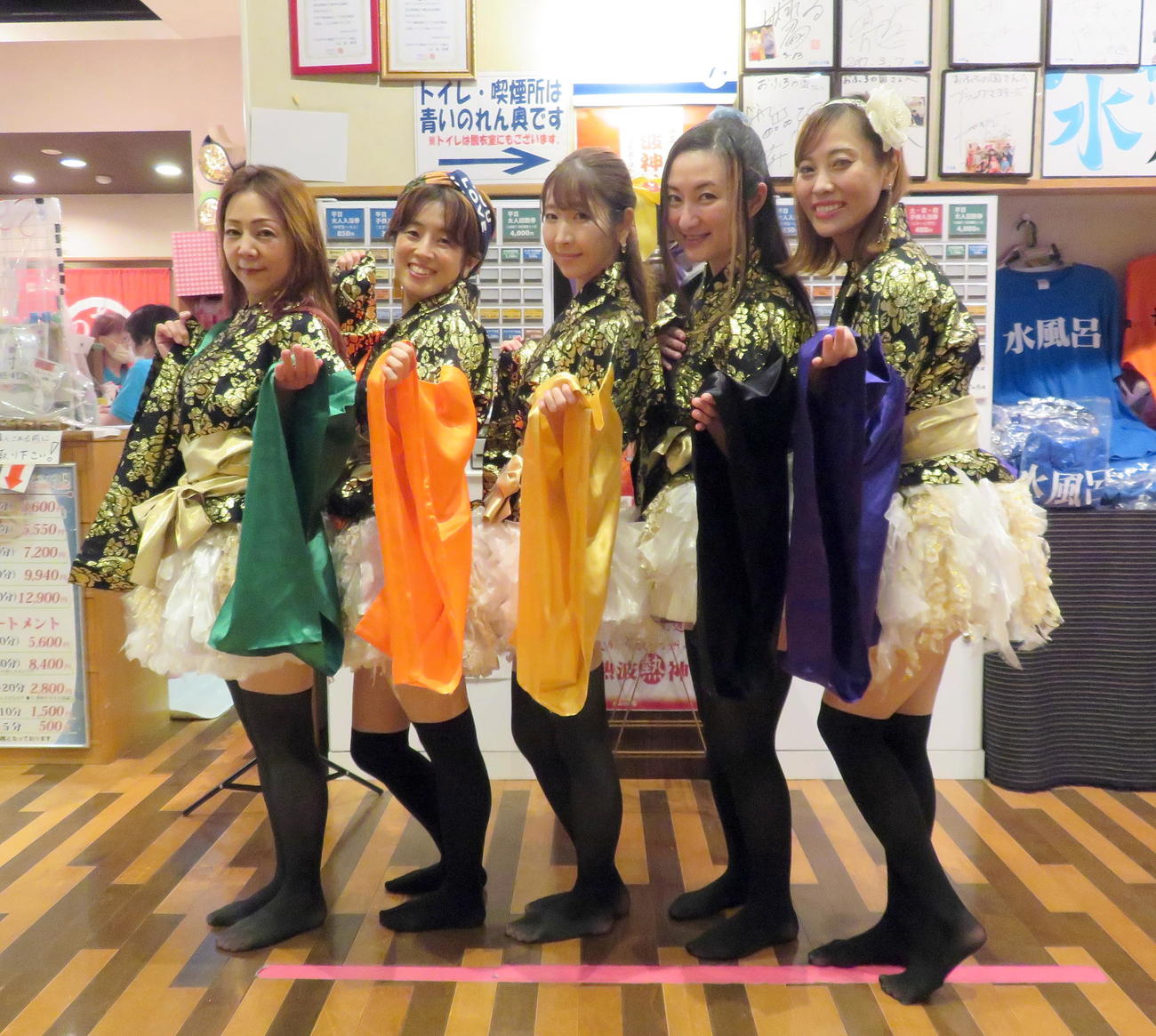 「熱波甲子園2022秋」のイベントで新曲を披露したOFR48。左からゆーこりん、みかん、くりりん、ゆかにゃん、さやか（撮影・鎌田直秀）