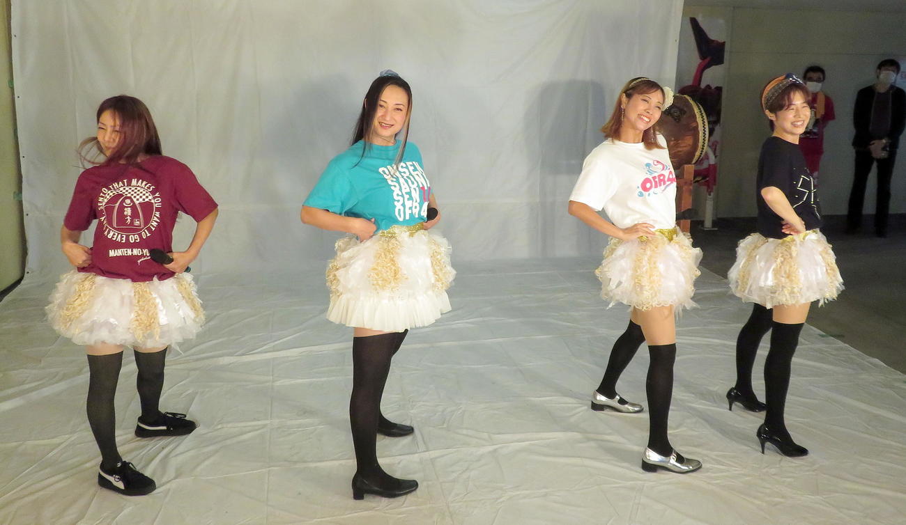 「熱波甲子園2022秋」のイベントに参加したOFR48。左からゆーこりん、ゆかにゃん、さやか、みかん（撮影・鎌田直秀）