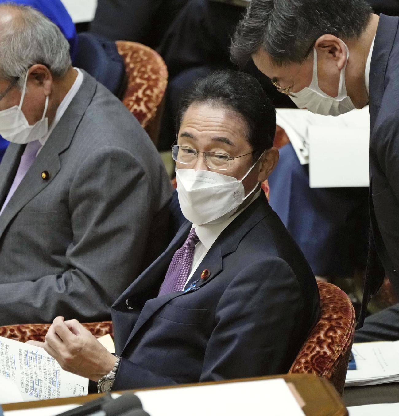 衆院予算委に臨む岸田首相（共同）
