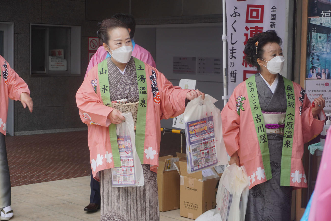 女将らがパンフレットを配布