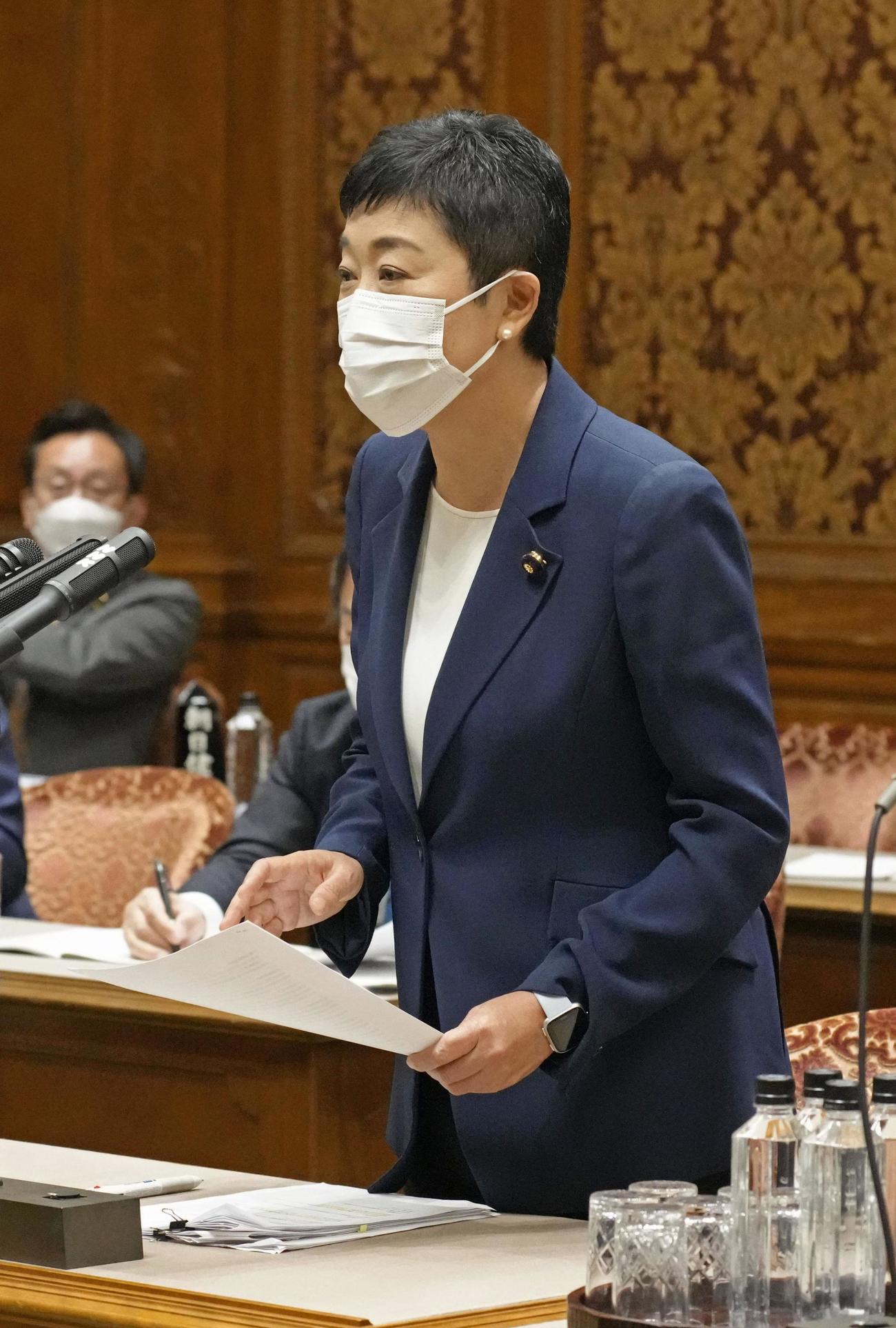 参院予算委で質問する立憲民主党の辻元清美氏（共同）