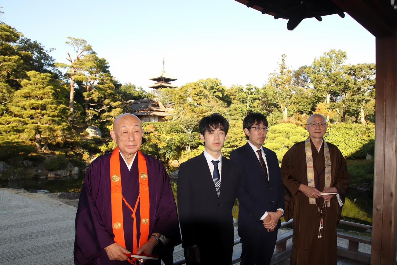京都・仁和寺で前日検分した藤井聡太竜王（左から2人目）と広瀬章人八段（同3人目）（日本将棋連盟提供）