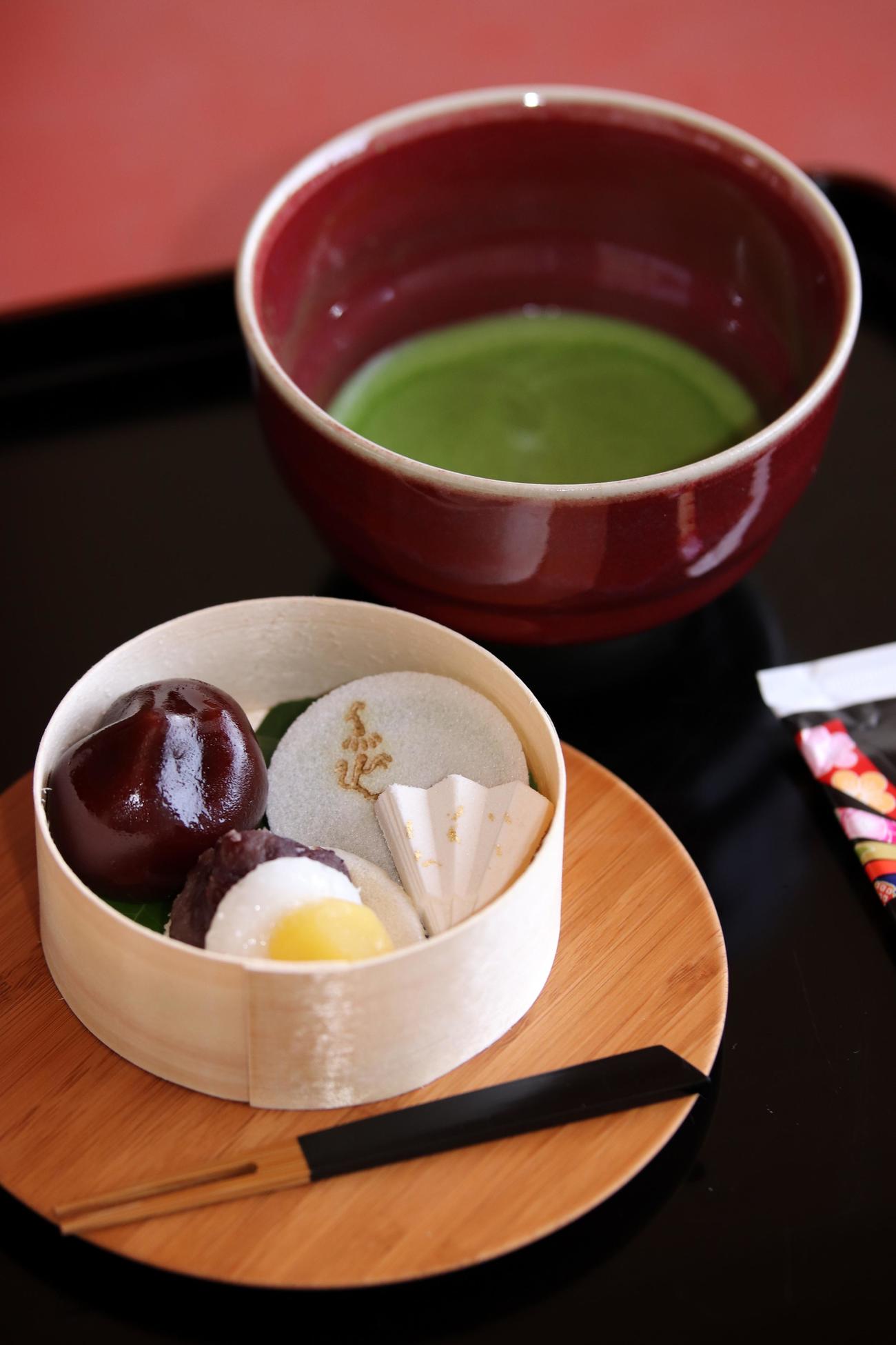 広瀬章人八段が午前のおやつに注文した「季節の和菓子のアソート」「抹茶」（日本将棋連盟提供）