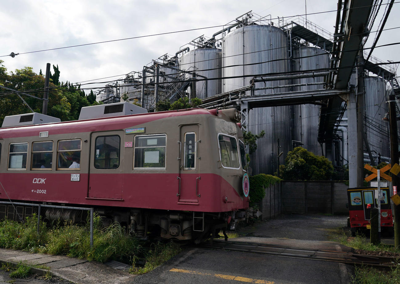 銚子と言えばしょうゆ工場。もちろん工場脇も電車は走ります。仲ノ町付近です（撮影・河野匠）