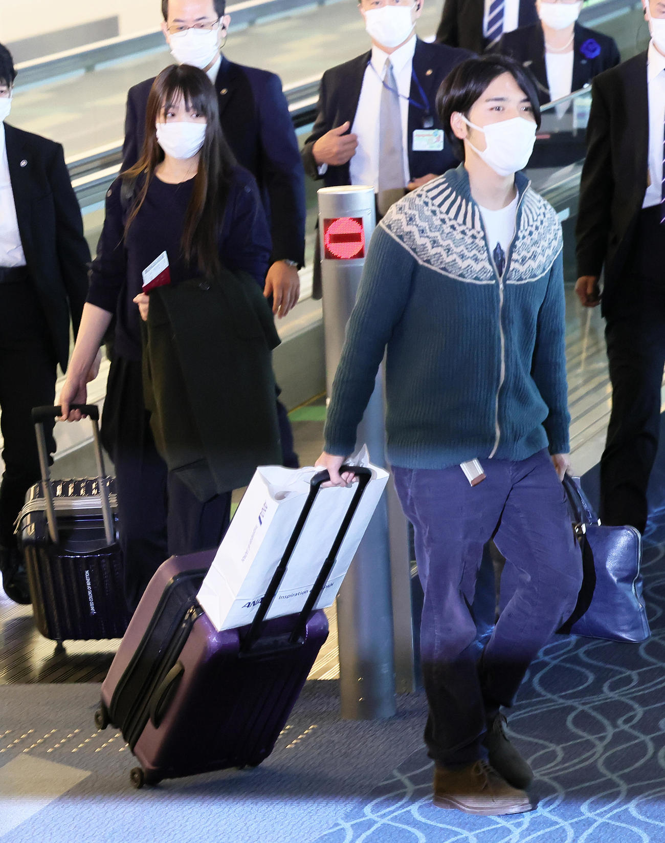 渡米する小室圭さん（右）と眞子さん（2021年11月14日撮影）