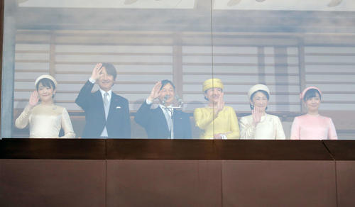 天皇陛下即位祝賀一般参賀 一般参賀で姿を見せられた、左から眞子さま、皇嗣(こうし)秋篠宮さま、天皇陛下、皇后さま、秋篠宮妃紀子さま、佳子さま(2019年5月4日撮影)