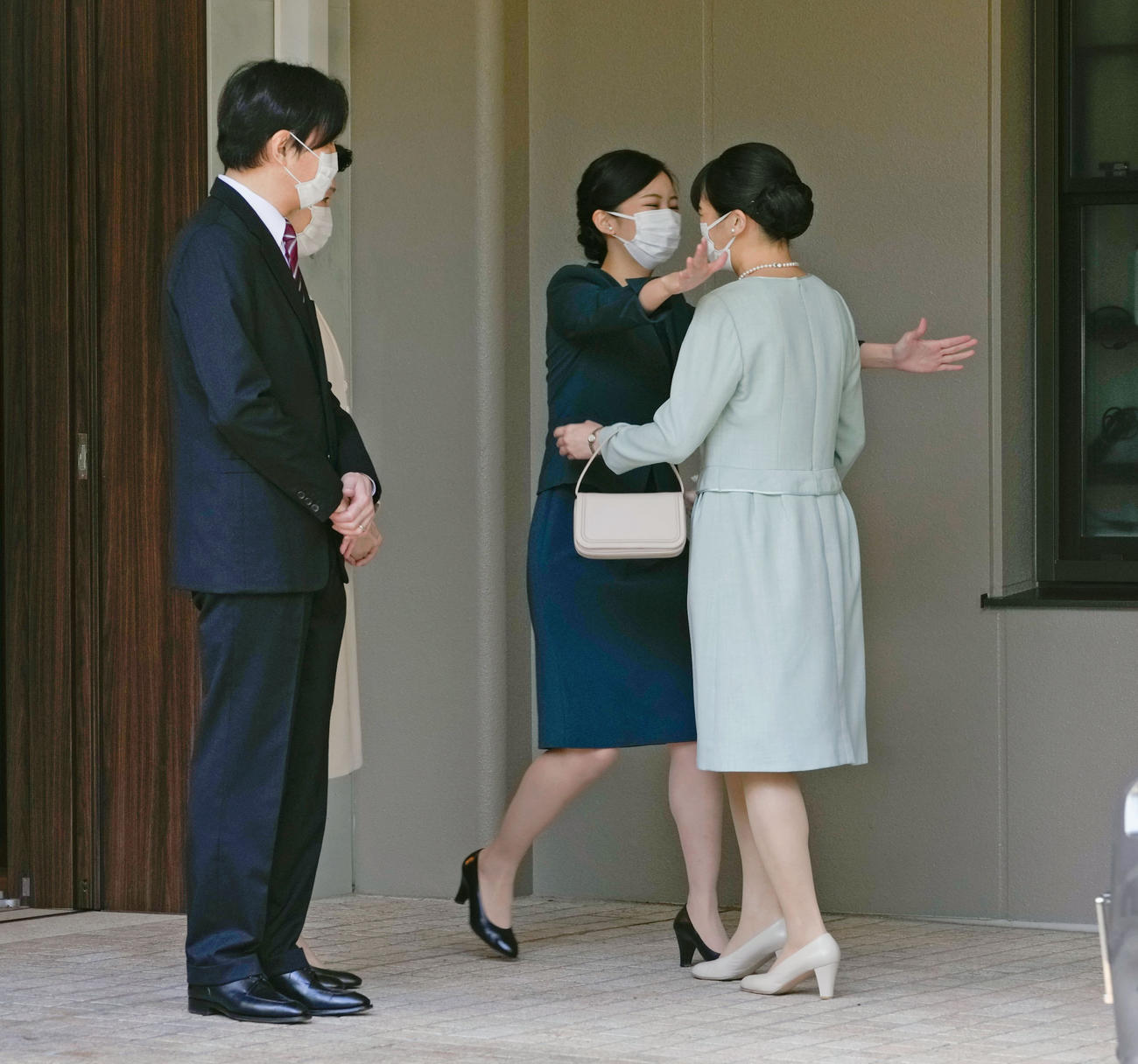 秋篠宮ご夫妻に見守られ、佳子さまと抱き合われる眞子さま（2021年10月26日撮影）