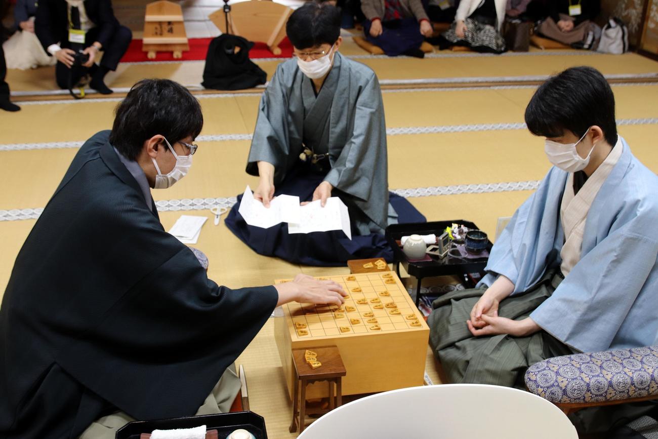 京都・仁和寺での2日目の対局に臨んだ藤井聡太竜王（右）、広瀬章人八段（日本将棋連盟提供）