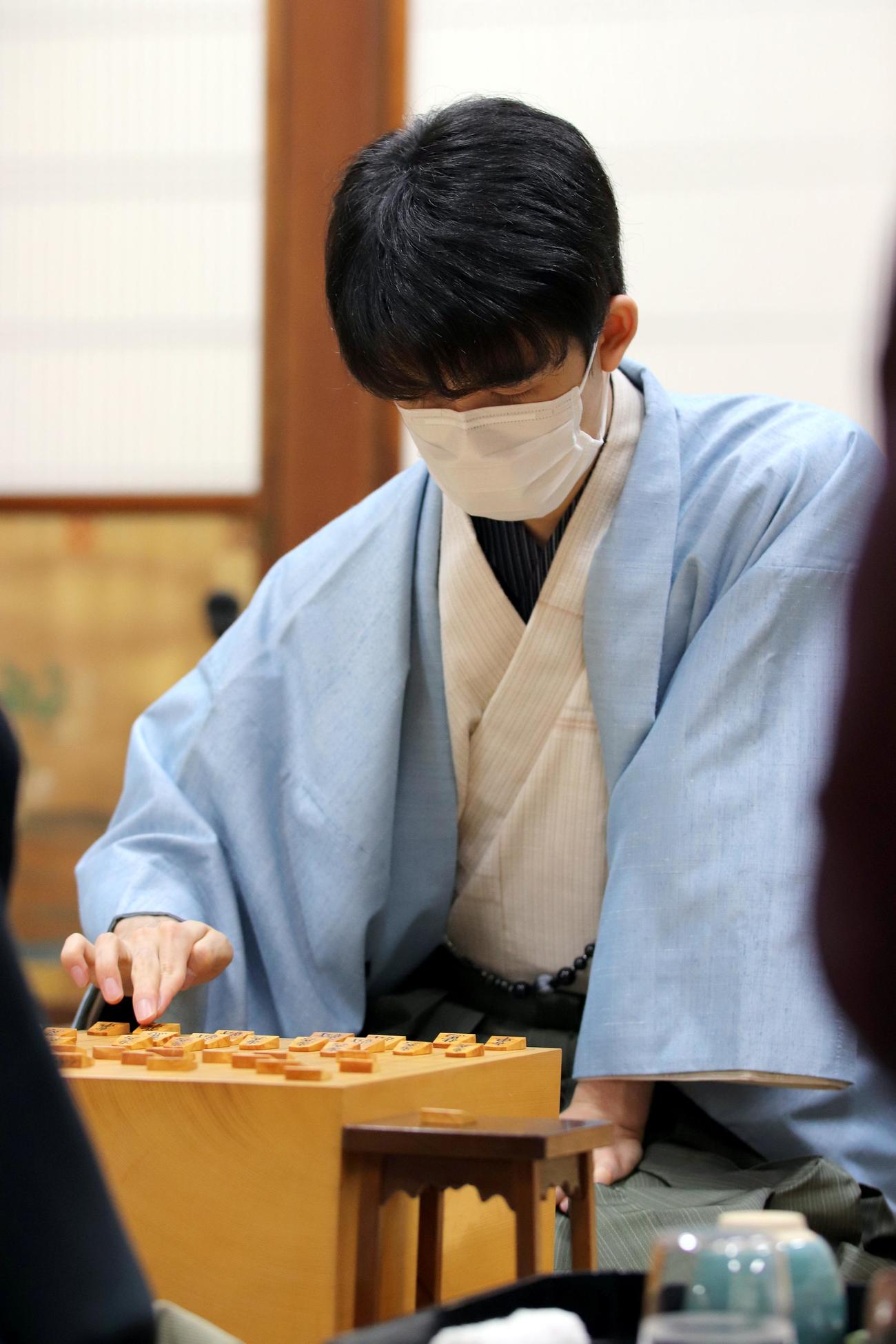 京都・仁和寺での2日目の対局に臨んだ藤井聡太竜王（日本将棋連盟提供）