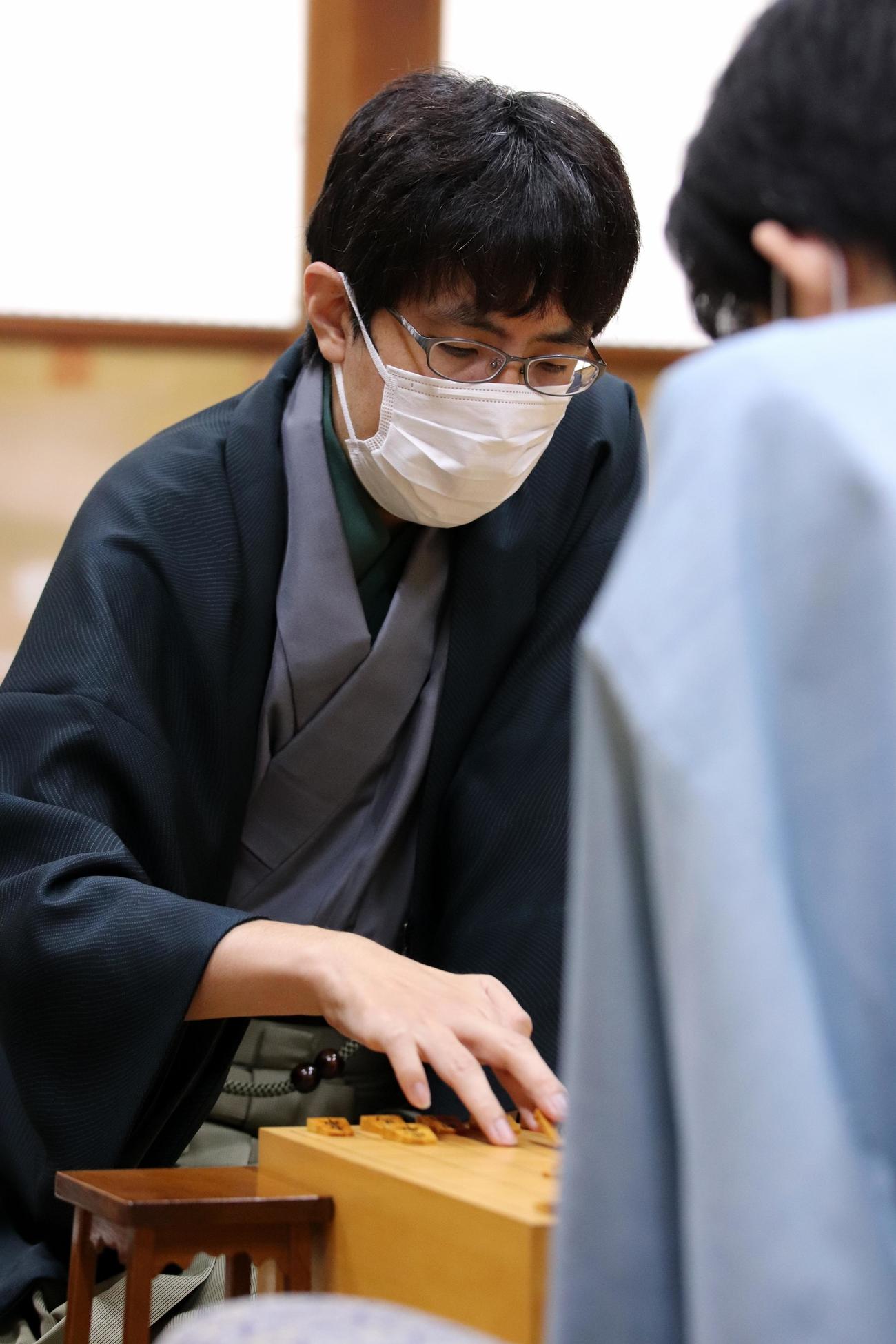 京都・仁和寺での2日目の対局に臨んだ広瀬章人八段（日本将棋連盟提供）