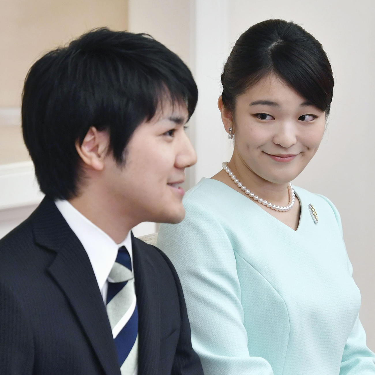 17年9月、婚約内定記者会見で小室圭さんを見つめられる眞子さま