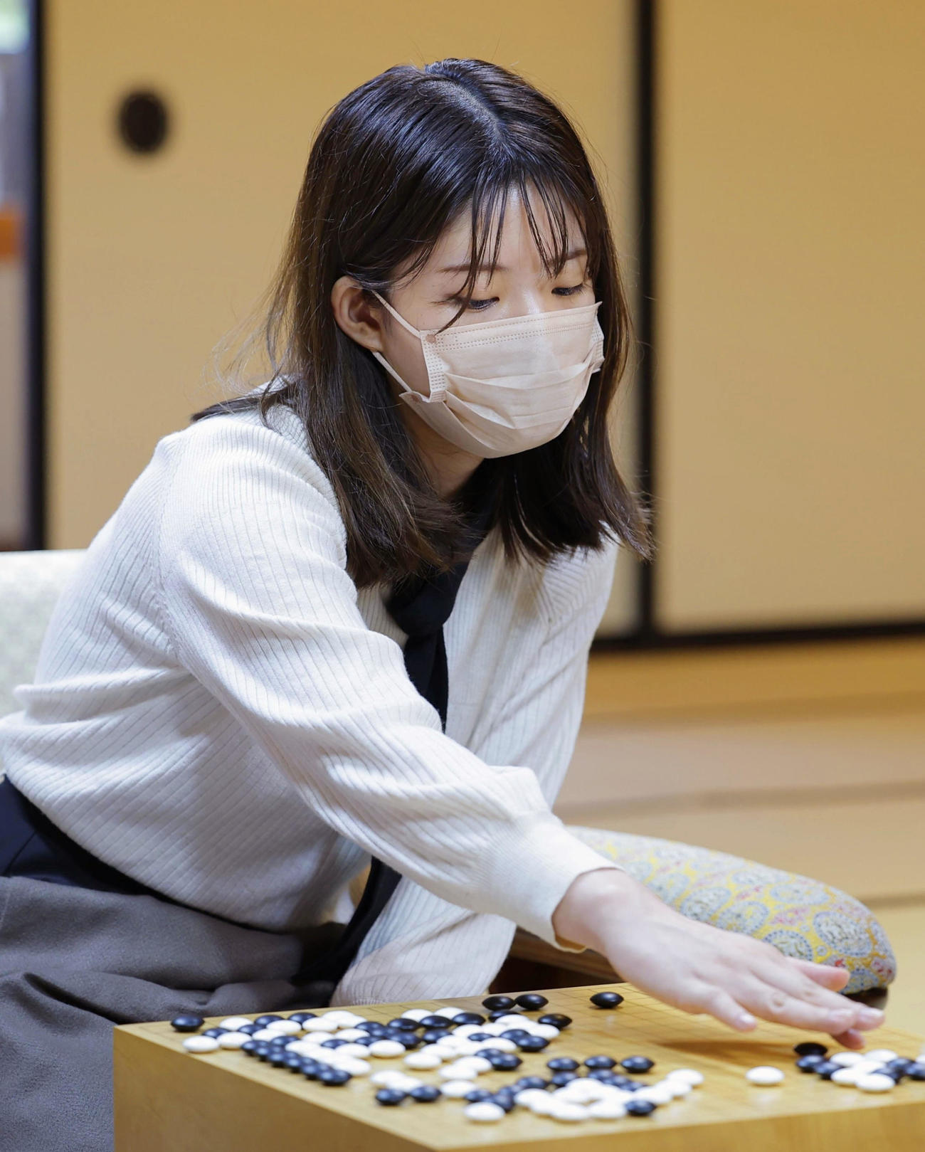 上野愛咲美女流立葵杯に連勝した藤沢里菜女流本因坊（共同）