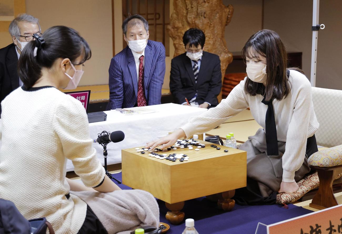 上野愛咲美女流立葵杯（左）に連勝した藤沢里菜女流本因坊（共同）