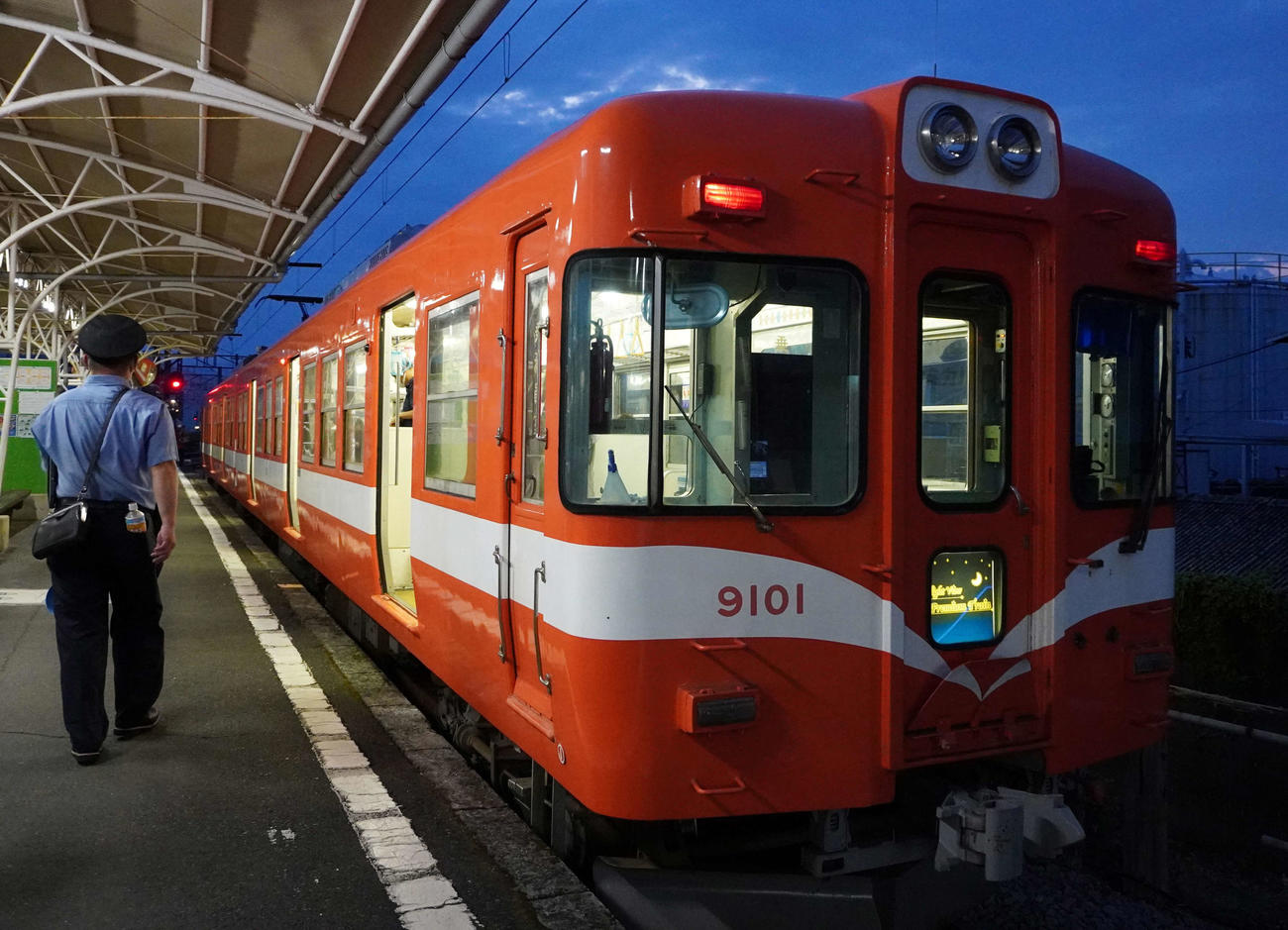 貸し切り夜景電車「ナイトビュープレミアムトレイン」の運転席。「新型車両9000形」として18年11月に営業運転を開始した（撮影・井上学）