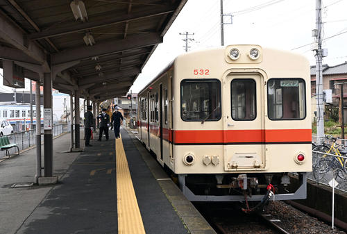 竜ケ崎駅に停車する「キハ532形号車」（撮影・たえ見朱実）