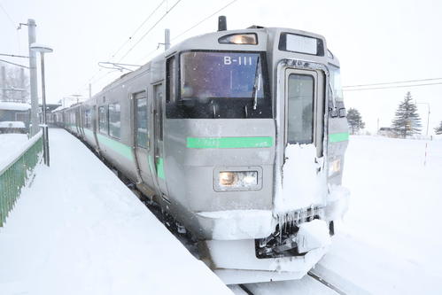 北海道医療大学駅に停車する列車。吹雪で前面が雪まみれになる（撮影・黒川智章）