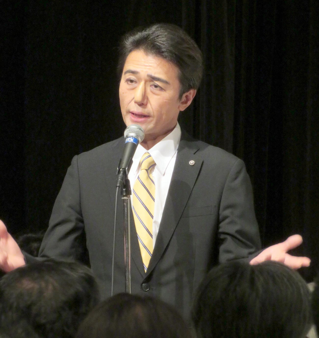 「ザ・ニュースペーパー」渡部又兵衛さんの「お別れの会」であいさつする福本ヒデ演じる安倍シンゾウ元首相（撮影・鎌田直秀）