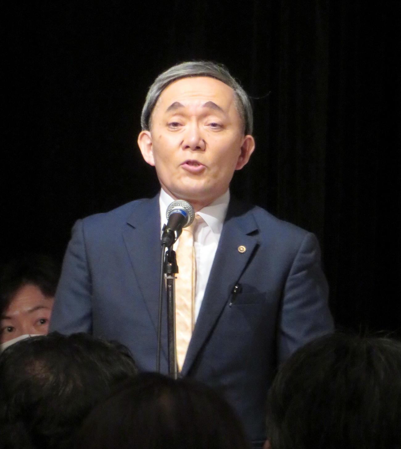 「ザ・ニュースペーパー」渡部又兵衛さんの「お別れの会」で弔辞を述べる山本天心演じる菅ヨシヒデ前首相（撮影・鎌田直秀）