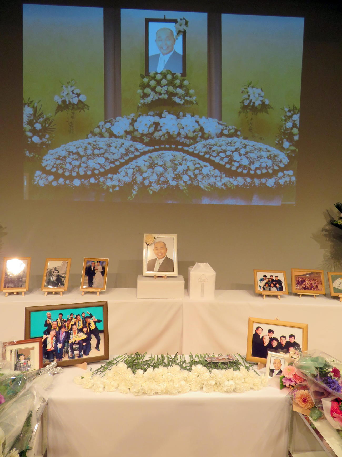 写真などが飾られた渡部又兵衛さんの献花台（撮影・鎌田直秀）