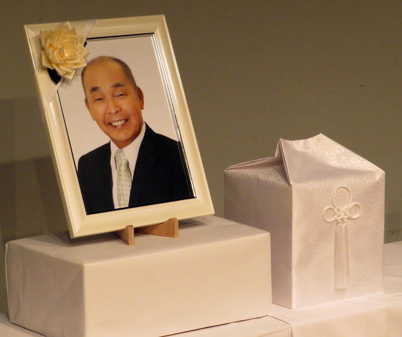 献花台に並べられた「ザ・ニュースペーパー」渡部又兵衛さんの遺影や遺骨（撮影・鎌田直秀）