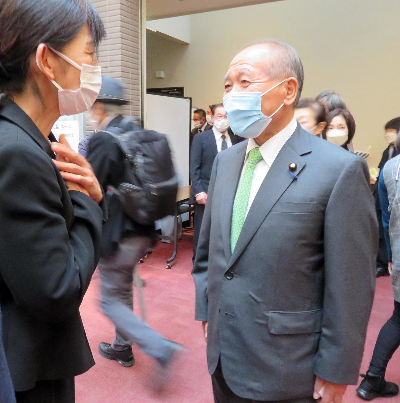 参列後に「ザ・ニュースペーパー」渡部又兵衛さんの妻（左）にあいさつする鈴木宗男参院議員（撮影・鎌田直秀）