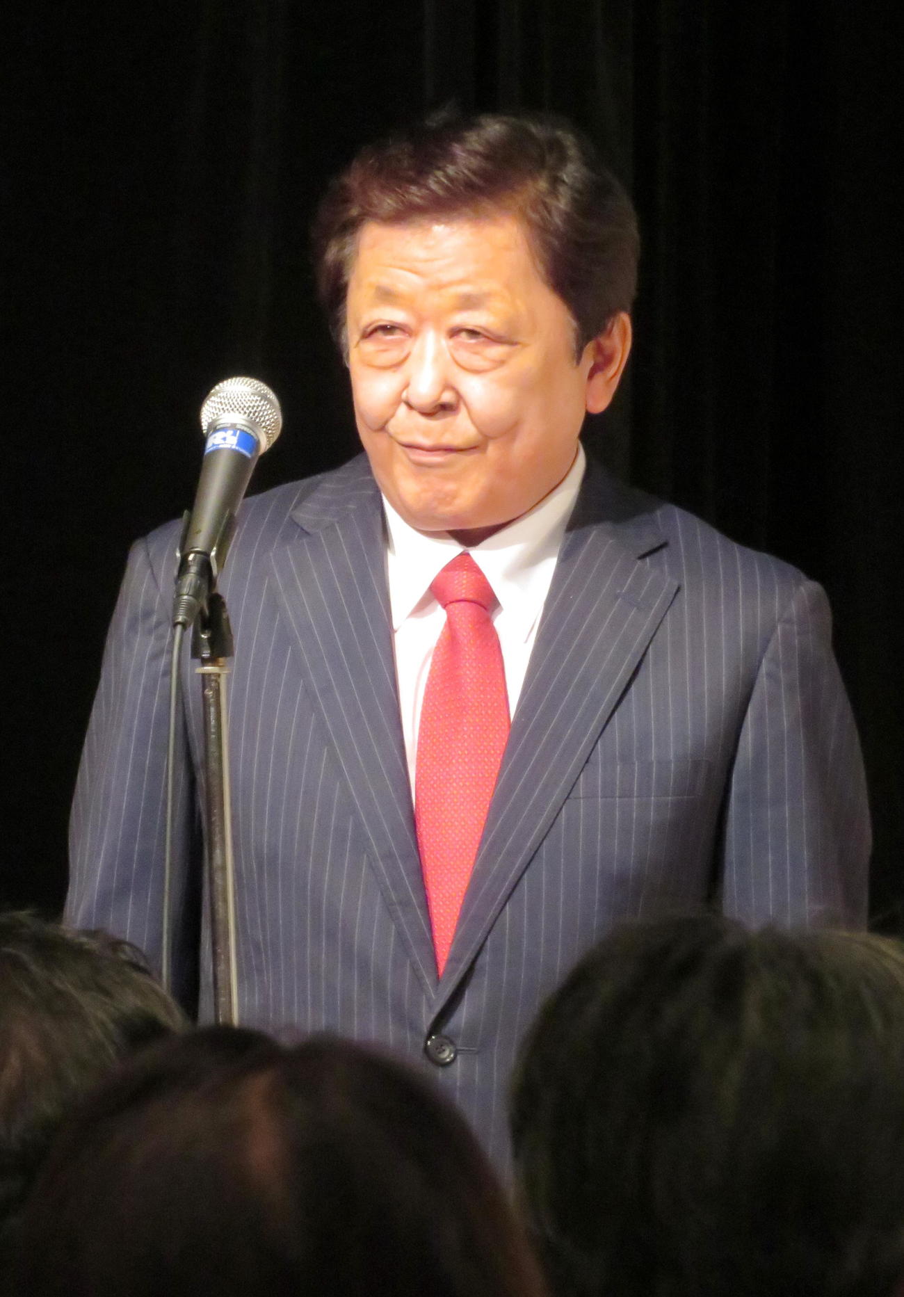 「ザ・ニュースペーパー」渡部又兵衛さんの「お別れの会」であいさつする竹内康明演じる習キンペイ総書記（撮影・鎌田直秀）