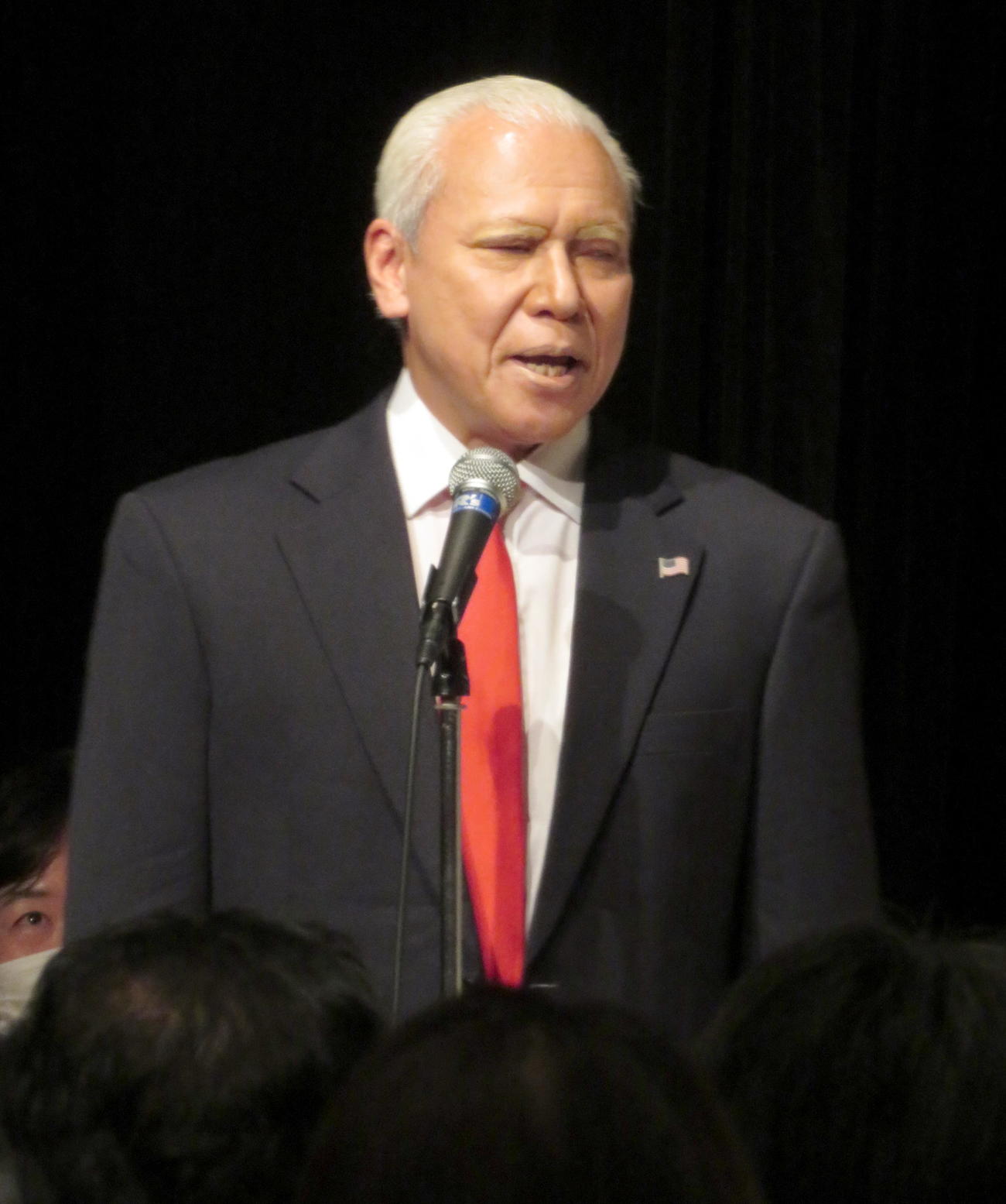 「ザ・ニュースペーパー」渡部又兵衛さんの「お別れの会」であいさつする松下アキラ演じるバイデン米大統領（撮影・鎌田直秀）