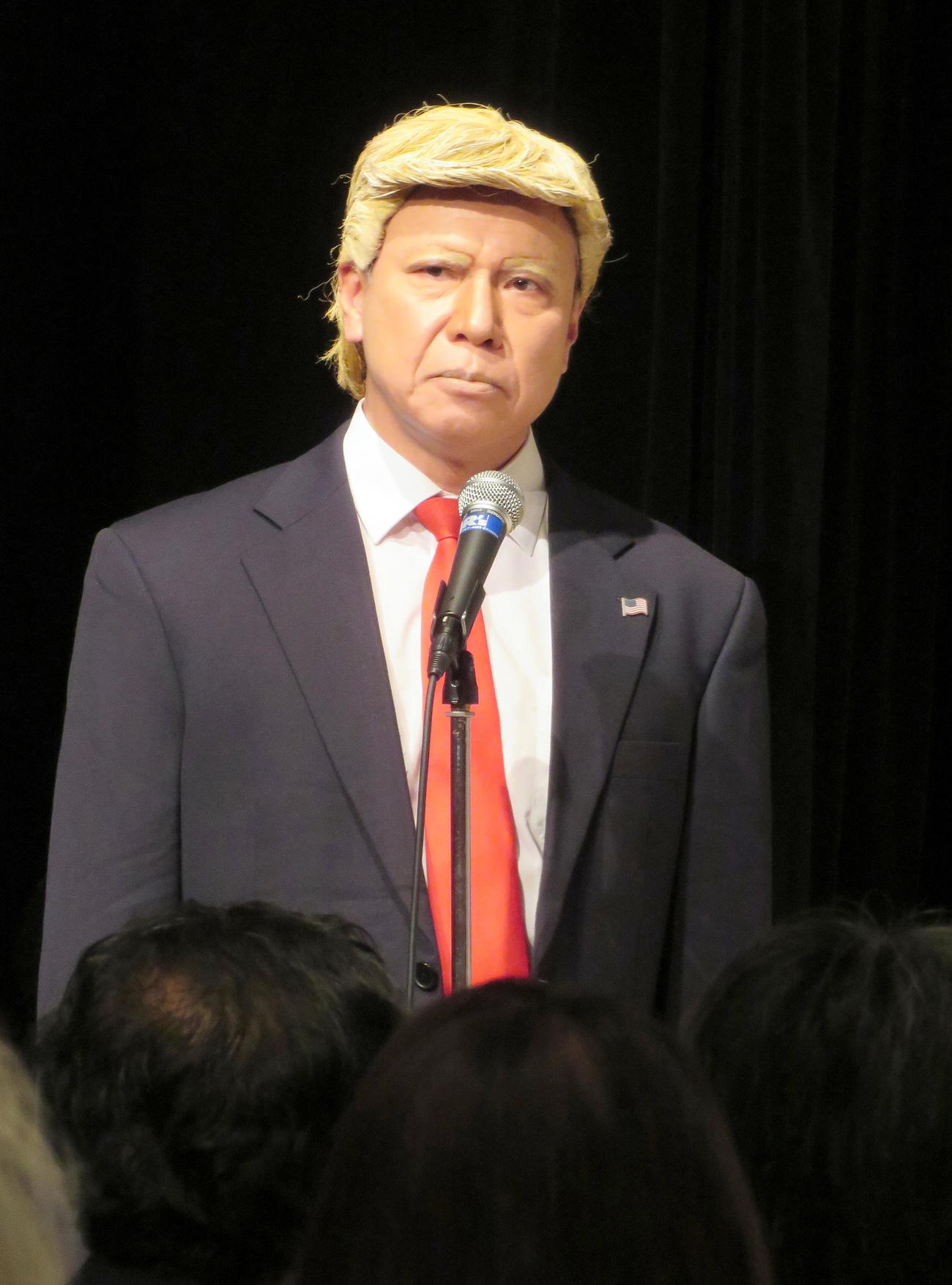「ザ・ニュースペーパー」渡部又兵衛さんの「お別れの会」であいさつする松下アキラ演じるトランプ前米大統領（撮影・鎌田直秀）
