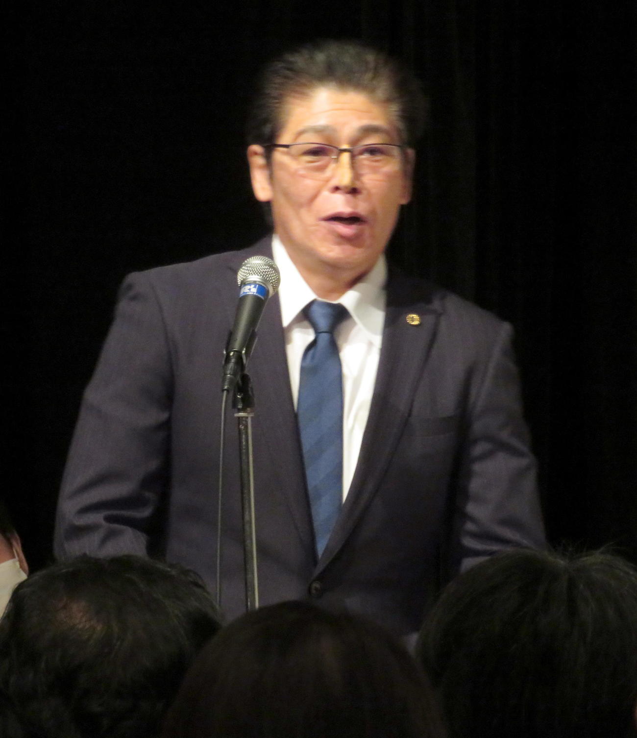 「ザ・ニュースペーパー」渡部又兵衛さんの「お別れの会」であいさつする浜田太一演じる岸田フミオ首相（撮影・鎌田直秀）