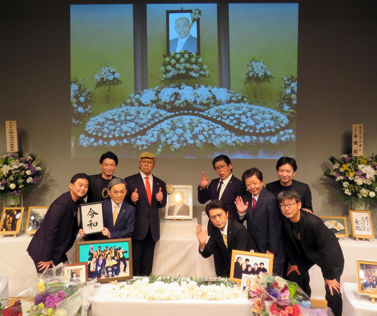渡部又兵衛さんの献花台前に集合した「ザ・ニュースペーパー」メンバー（撮影・鎌田直秀）