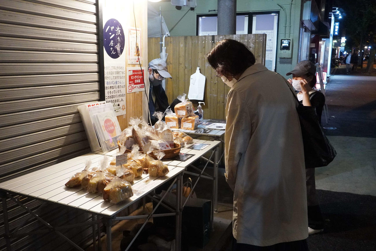 東京・神楽坂の夜のパン屋さんの様子（撮影・沢田直人）