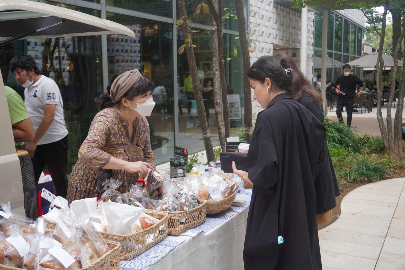 商業施設「代官山T－SITE」で、イベント出店した夜のパン屋さんの枝元なほみさん（左）（撮影・沢田直人）