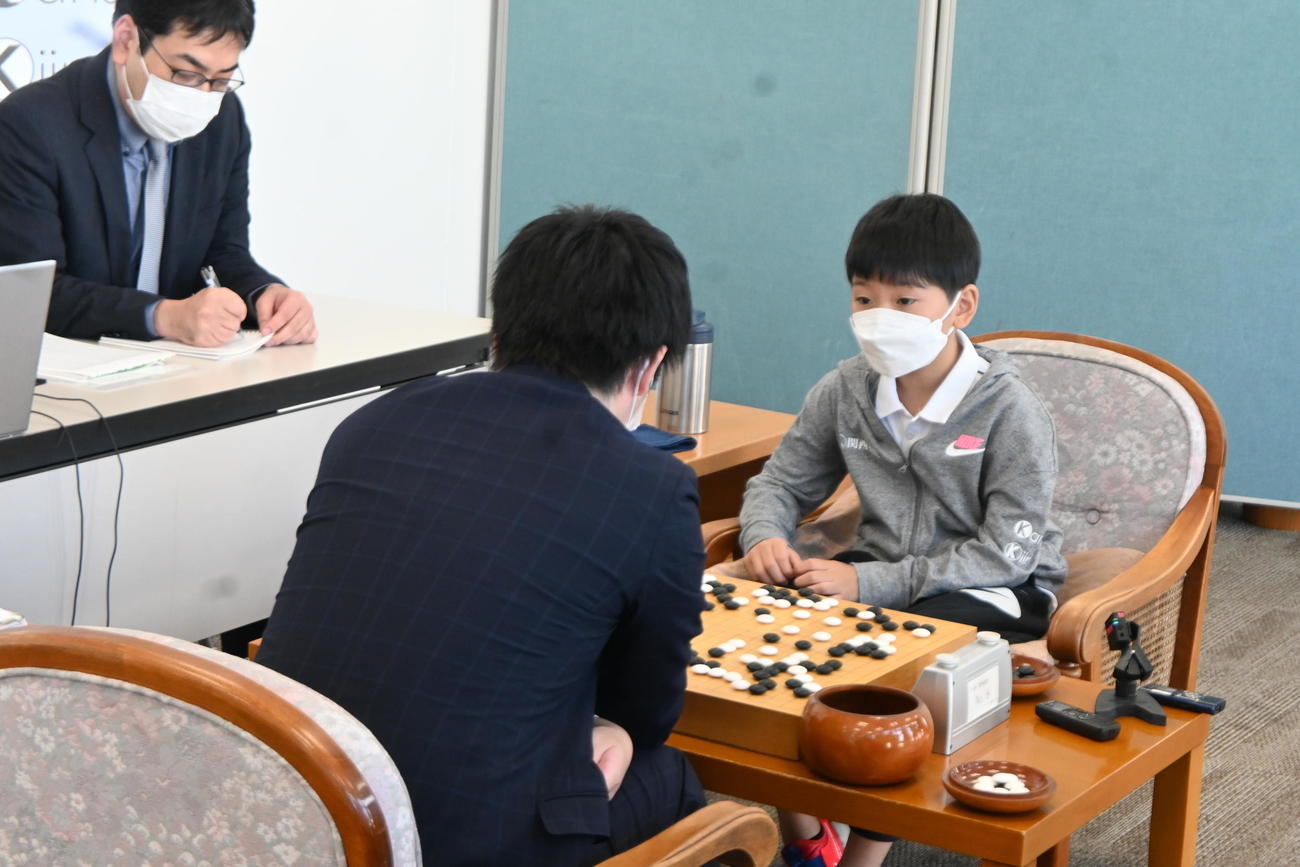 終局後、インタビューに応える藤田怜央初段（撮影・松浦隆司）
