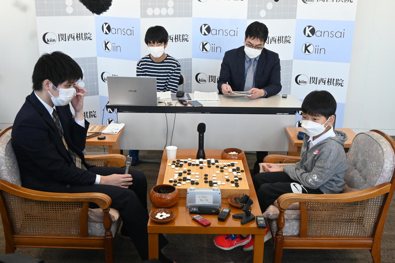 終局後、インタビューに応える藤田怜央初段（右）、渡辺貢規四段（撮影・松浦隆司）