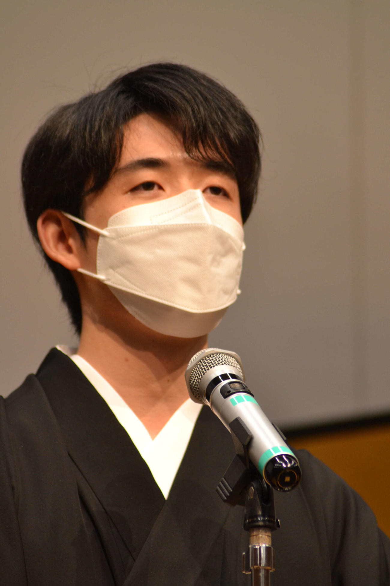 王位就位式で謝辞を述べる藤井聡太王位