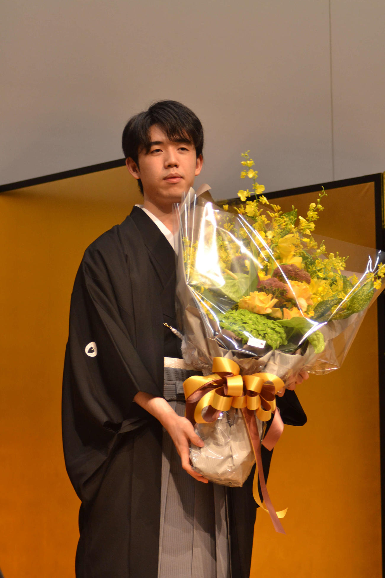 王位就位式で花束を手にする藤井聡太王位