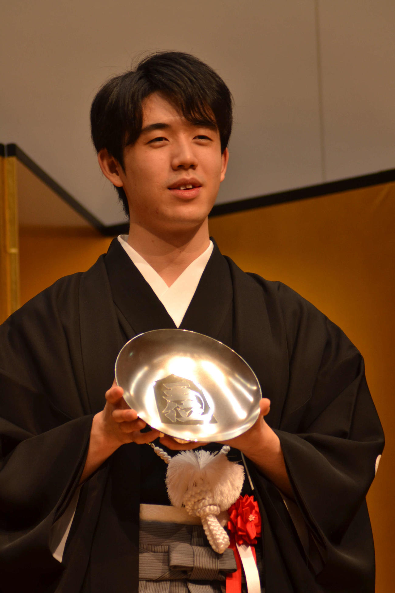 王位戦3連覇を果たして就位状を手にする藤井聡太王位