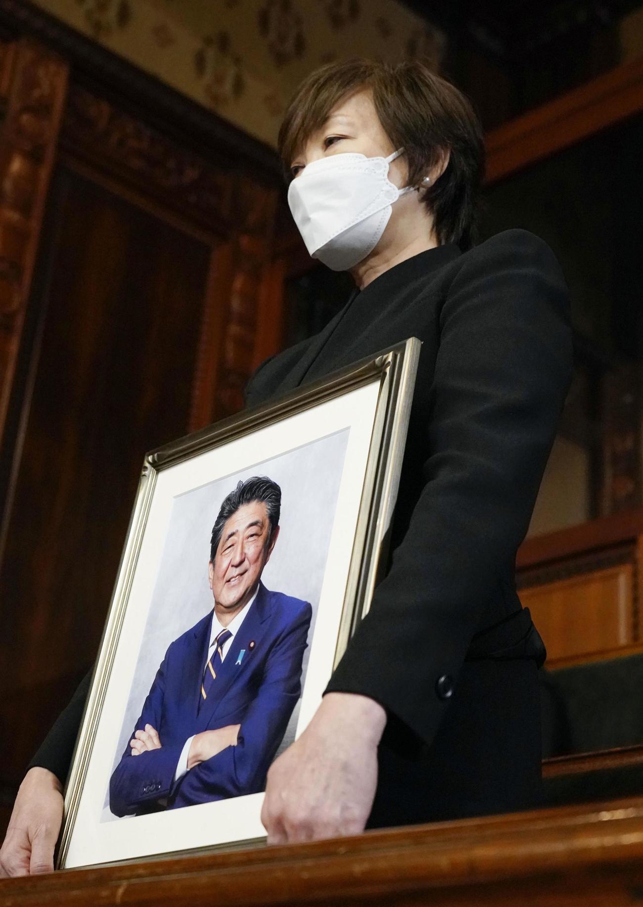 衆院本会議で野田元首相による安倍元首相の追悼演説を聞く安倍昭恵さん（共同）