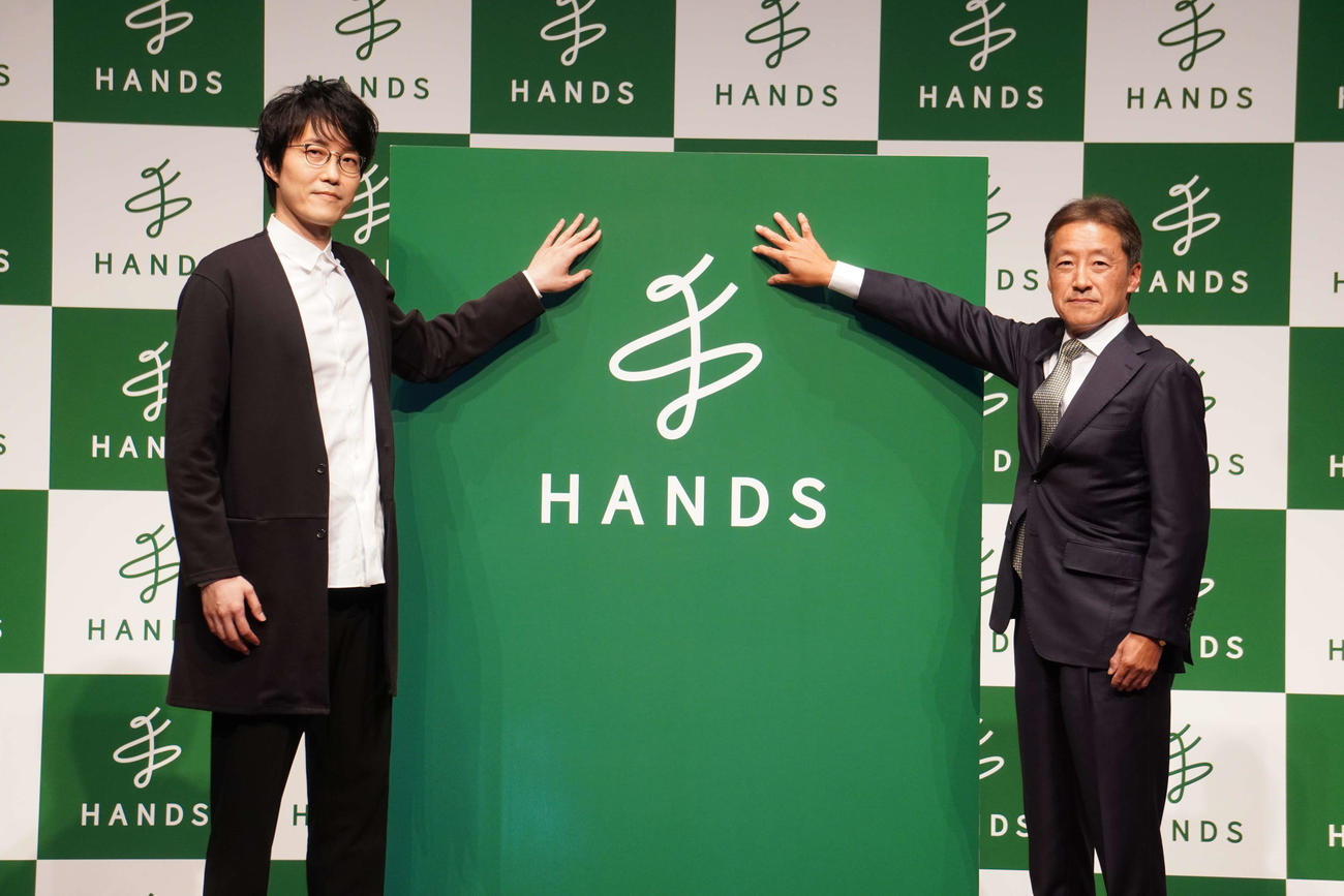 新しいロゴを発表したハンズの高家正行代表取締役会長（右）とデザインした佐藤オオキ氏（撮影・沢田直人）
