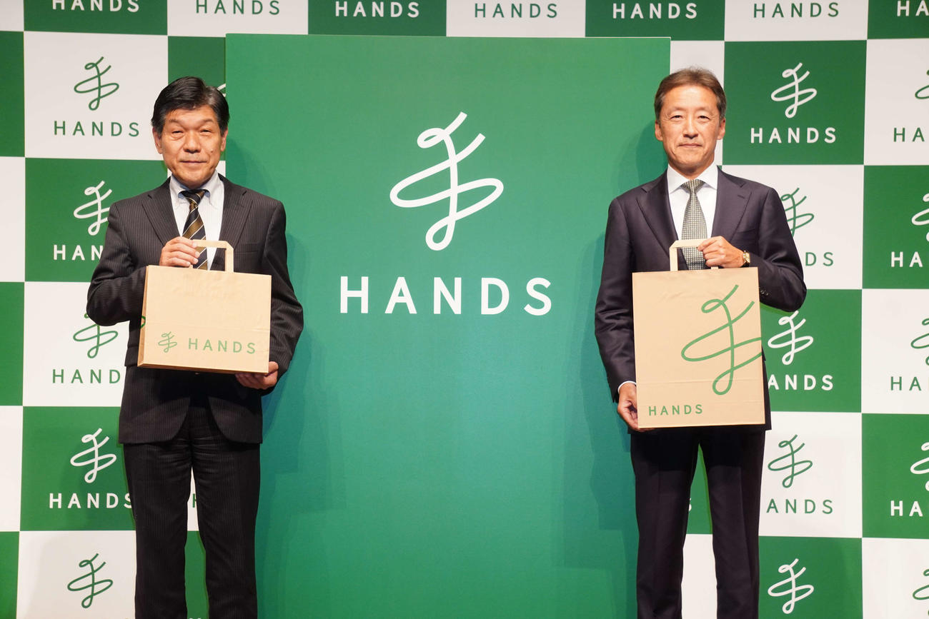 新しいロゴを発表したハンズの高家正行代表取締役会長（右）と桜井悟代表取締役社長（撮影・沢田直人）