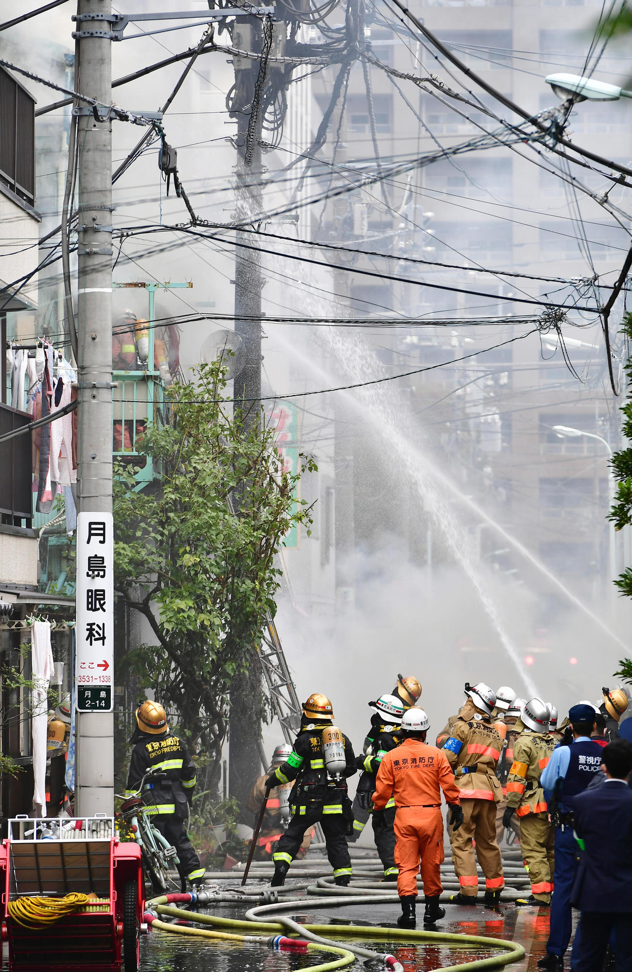 東京・中央区月島の火災現場で消火活動する消防隊員たち（撮影・小沢裕）