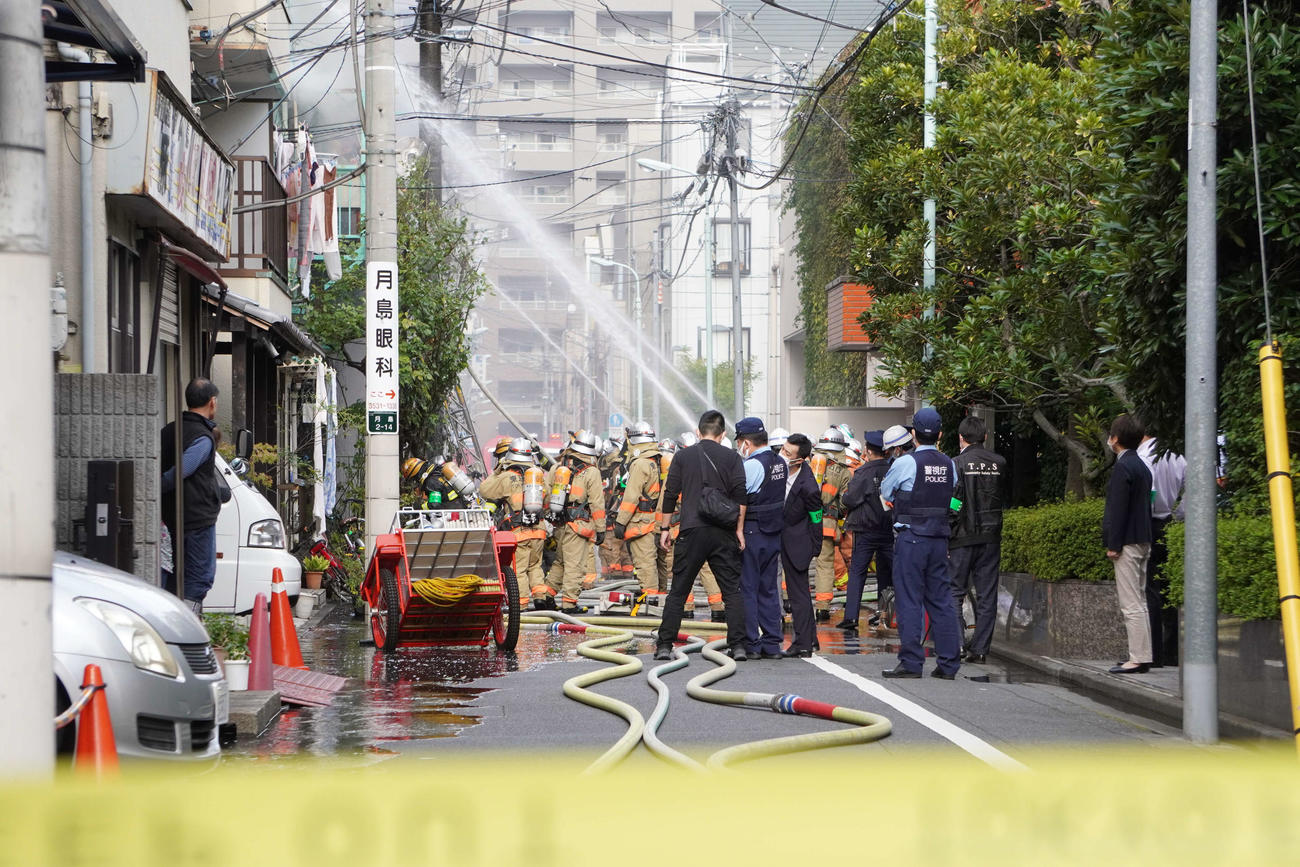 東京・月島で火災が発生し、消防による消火活動が行われていた（撮影・沢田直人）
