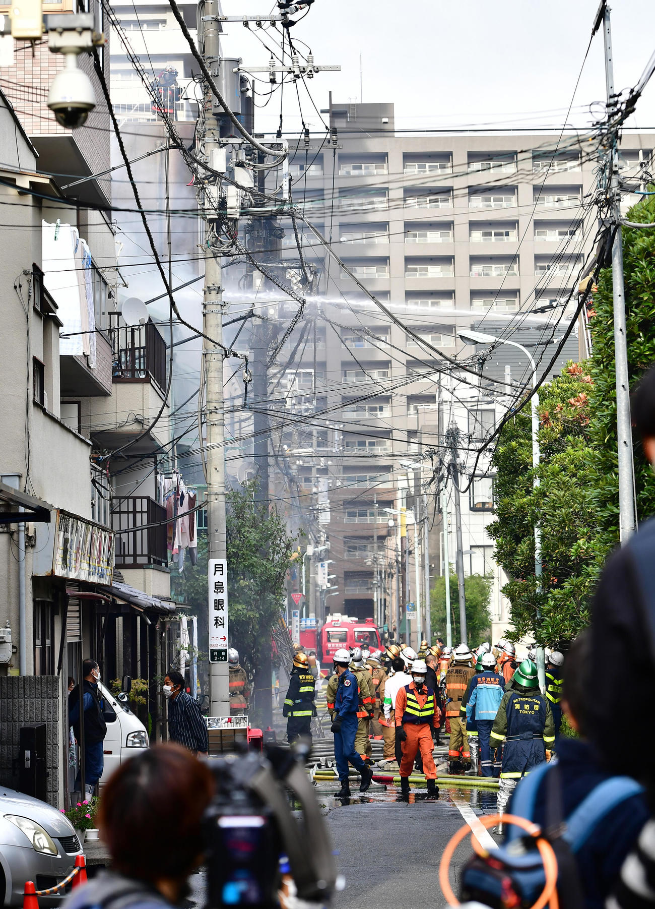 東京・中央区月島の火災現場で消火活動する消防隊員たち（撮影・小沢裕）